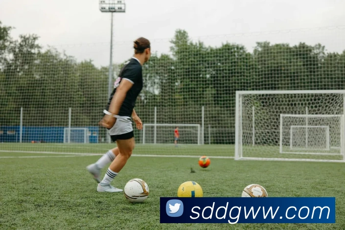 欧洲杯女足决赛直播 英格兰点球险胜西班牙夺冠及关键转折赛况回顾